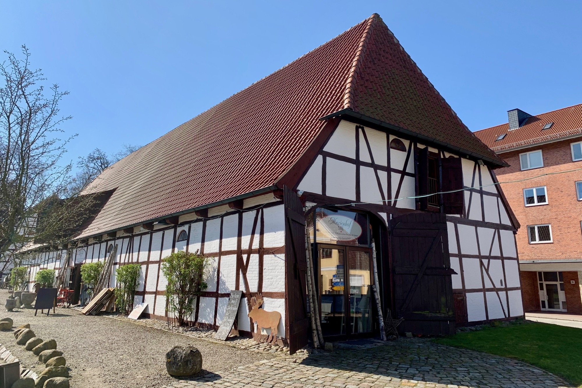 Großzügige Gewerbefläche in Fachwerkscheune